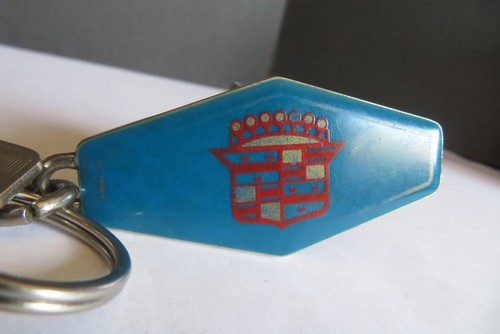 1980s VINTAGE Cadillac Acrylic Keychain FOB With Key for 1957 Coupe Deville - Picture 3 of 8