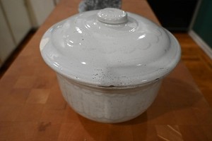 ANTIQUE WHITE GRANITE CHAMBER POT W/ LID & HANDLE VERY GOOD CONDITION