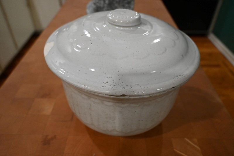 ANTIQUE WHITE GRANITE CHAMBER POT W/ LID & HANDLE VERY GOOD CONDITION