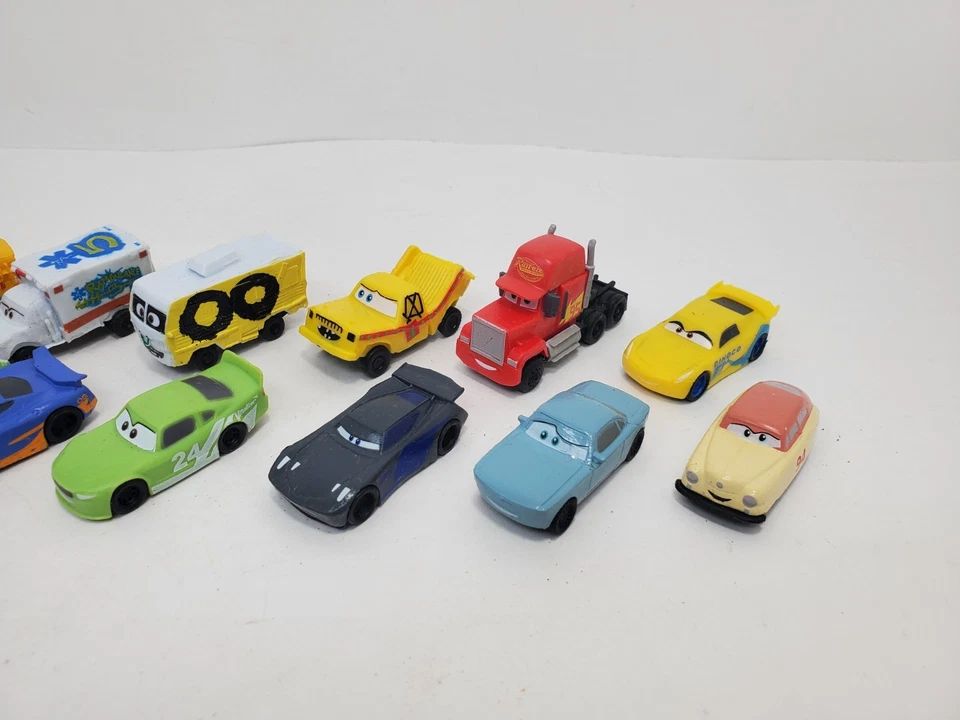 Estatuetas Disney Pixar CARS My Busy Books apenas 12 carros de brinquedo enfeite de bolo - Imagem 3 de 3