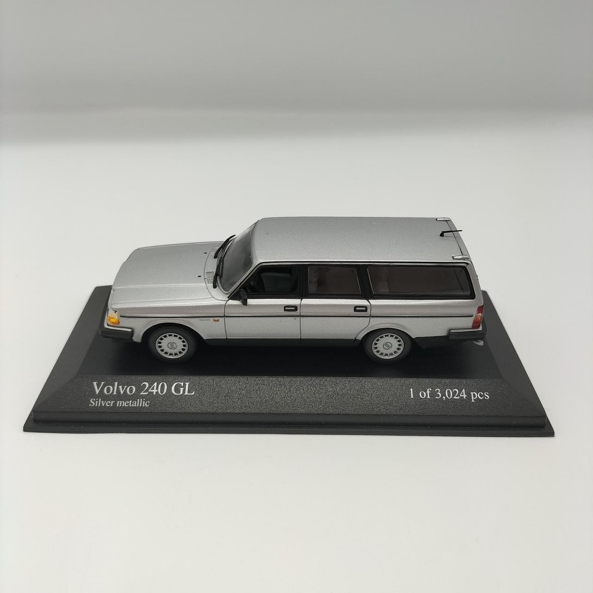 マキシチャンプス　1/43　ボルボ240GL マキシチャンプス 1/43 ボルボ 240 GL ブレーク 1986 ブラック