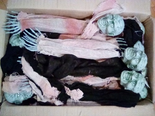 Una decoración de Halloween de 30 pulgadas vestida, zombi espeluznante en cuerda 4 colgantes - Imagen 6 de 6