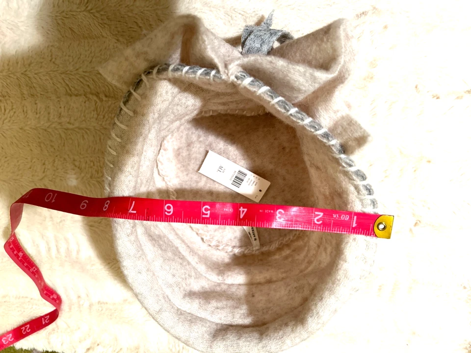 NWT Anthropologie warm 3D floral soft hat,stretch wool ,one size fits all. - Image 4 of 4