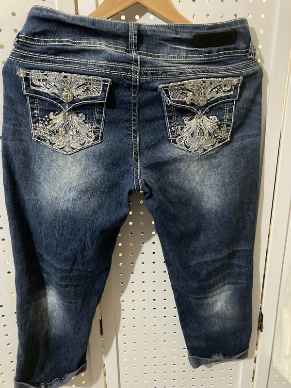 Wallflower Womans Rhinstones Embellished Cuffed Hem Embroidered Capri Jeans Sz 9