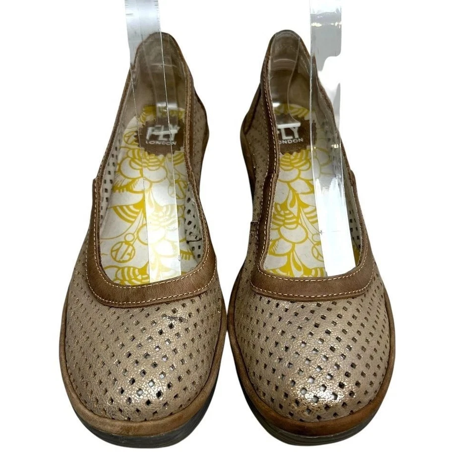 Zapatos de salón Fly London para mujer Yobe de cuña de cuero perforado metálico dorado marrón 7,5-8 Foto 4 de 4
