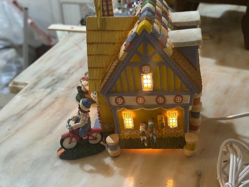 Department 56 Storybook Village Collection Raggedy Ann & Andy Patchwork House - Bild 11 von 18