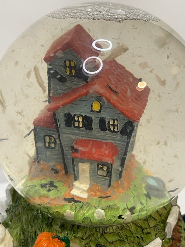 Halloween musical Snow Globe bats pumpkin witch haunted house 5 1/2" tall - Picture 3 of 9