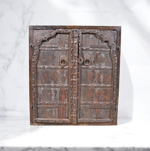 Antiguo panel de ventana grande pesado para decoración de pared de madera con marco de metal fino equipado