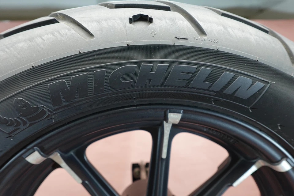 Llanta trasera Michelin 150/80 B16 09-21 Harley Davidson Iron 883 XL883N Foto 3 de 4