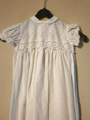 Taufkleid mit Punkten,Rüschenärmeln, Bubikragen weiß Spitze Rücken oben geknöpft - Bild 1 von 3