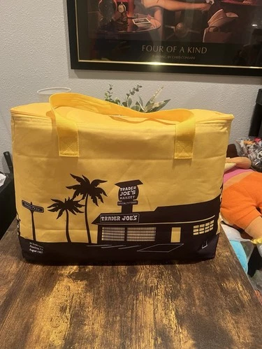 Trader Joe's Banana Yellow Insulated Shopping Bag 8 Gallon PreOwned