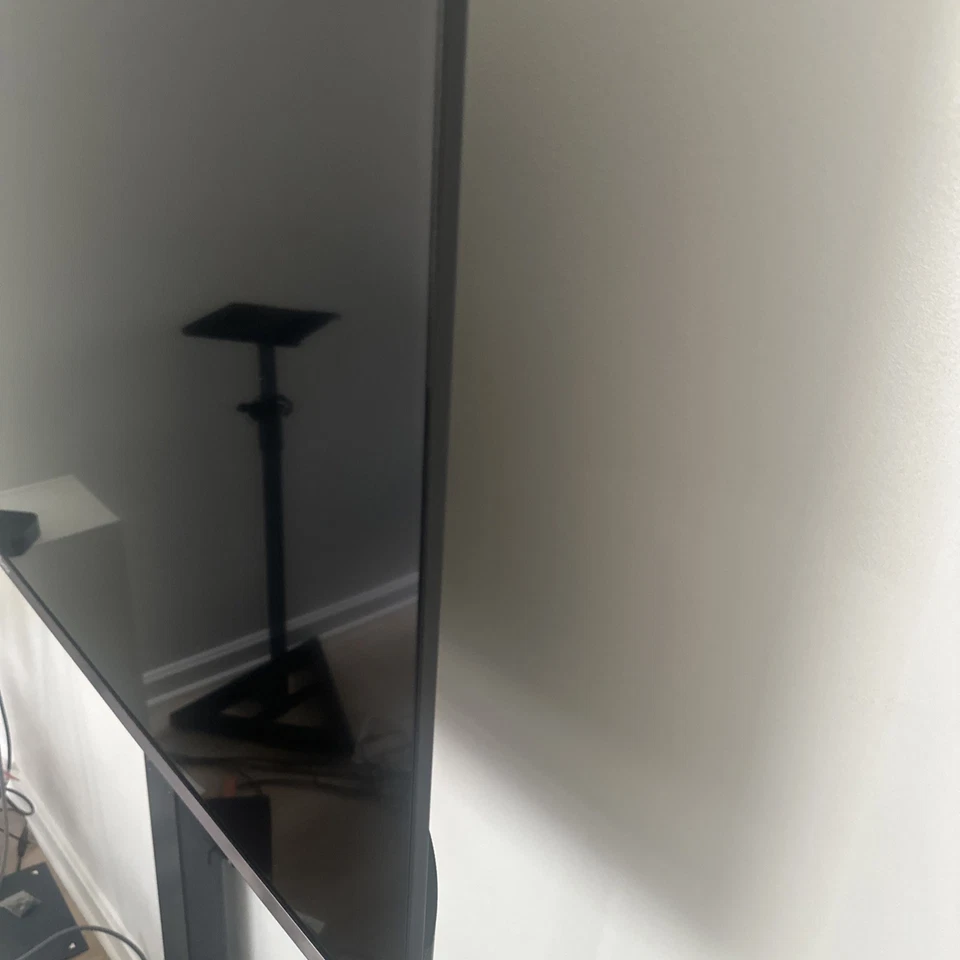 COMO NUEVO. Hisense 55” 4K UHDTV HDR Smart LED-LCD (55U7G) -NEGRO Foto 4 de 4