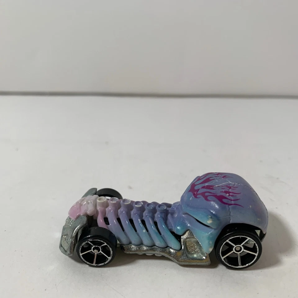 Hot Wheels Halloween Color Shifters Criaturas Trituradora de Calavera Púrpura/Azul 2010 Foto 4 de 4