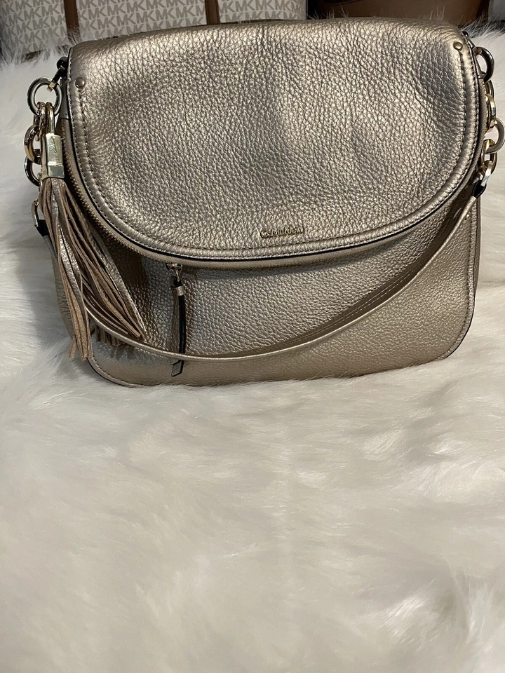 $248 Bolso de Hombro Hobo Calvin Klein Lynn con Solapa de Guijarro con MANGO DE ESLABONES DE CADENA Foto 2 de 4