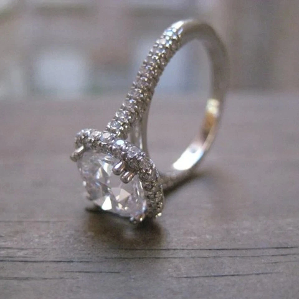 Anillo de compromiso de diamantes cultivados en laboratorio de corte cojín de 2,20 quilates de oro blanco macizo de 14 quilates talla 6 Foto 3 de 4