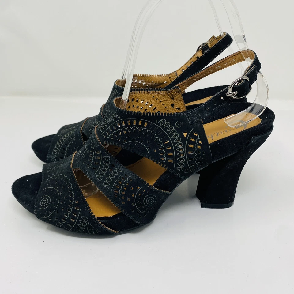 Sandalias de tacón Earthies talla 7 negras de cuero perforado con tira trasera Foto 3 de 4