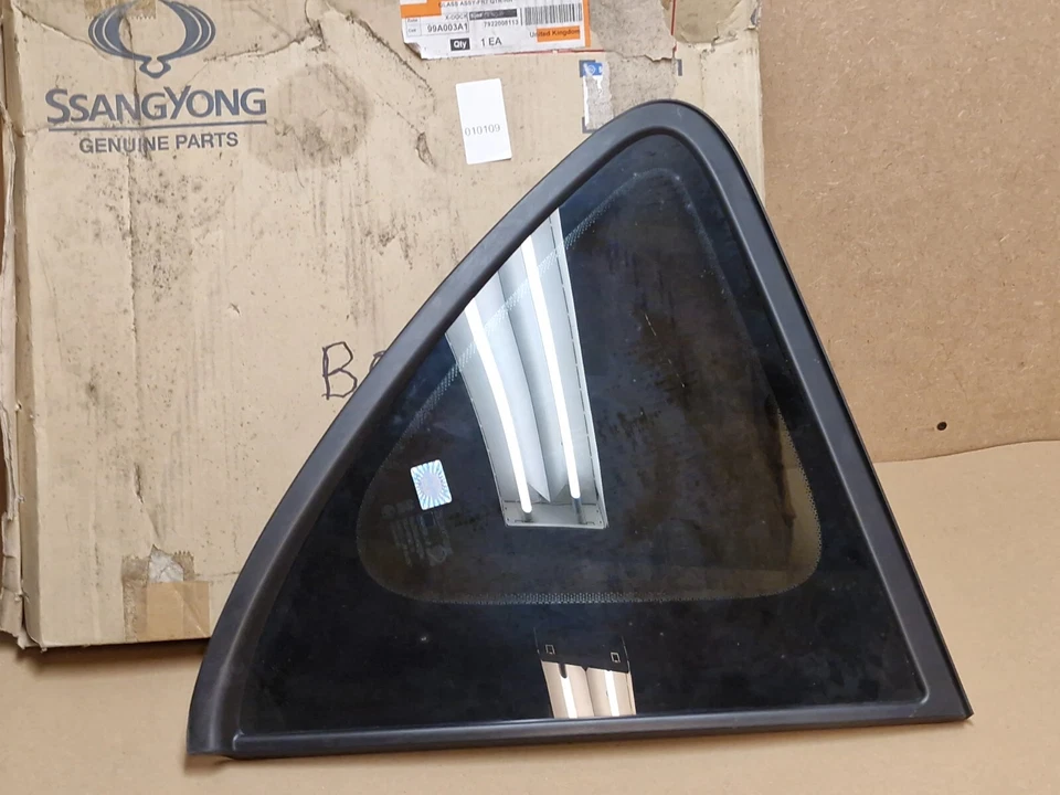Ssangyong Rexton Front Right Quarter Glass 2007-on 7922008113 Genuine NEW OEM - Image 3 of 4