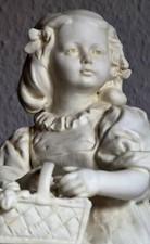 Scheibe Alsbach Bisquit Porzellan Figur Mädchen mit Blumen Korb Thüringen (ABP)