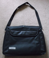 Tech Air wyściełana torba na laptopa w kolorze czarnym z uchwytem do przenoszenia, paskiem, wewnętrznymi przegródkami