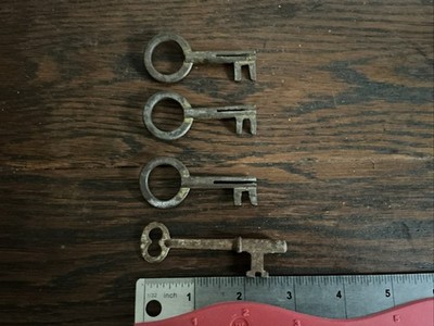 4 Vintage Antique Skeleton Keys, 3 With Unique Split Shaft; ES0831