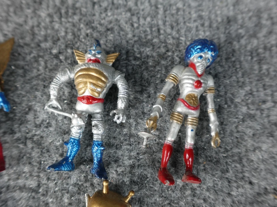 Lote de 6 Figuras Extraterrestres Robot Espacial De Colección Años 70 Estilo Retro Ciencia Ficción Mini Juguetes Foto 3 de 4
