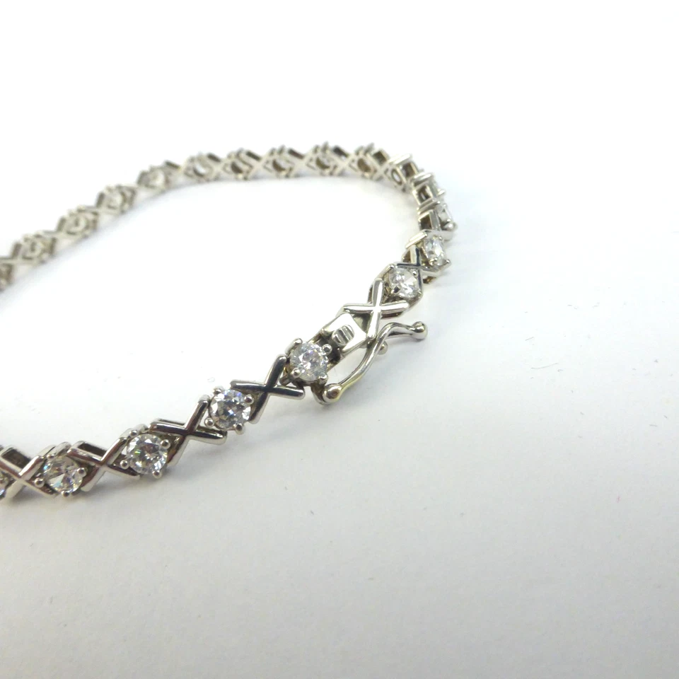 P&I 9ct 375 White Gold X and O Link Cubic Zirconia Tennis Bracelet 4mm 18.5cm - Imagem 3 de 4