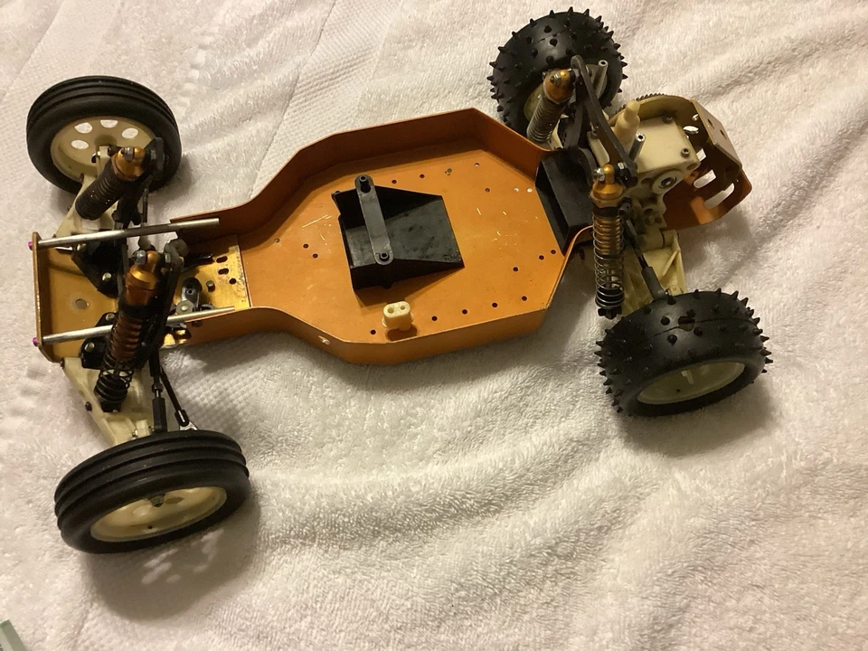 RC10 Team Associated Electric Racing RC  Off Road Buggy Gold Pan Vintage  - Image 4 of 4
