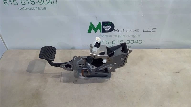 2020-2023 NISSAN VERSA СТОП ПЕДАЛЬ ТОРМОЗА С КРОНШТЕЙНОМ - Изображение 2 из 4