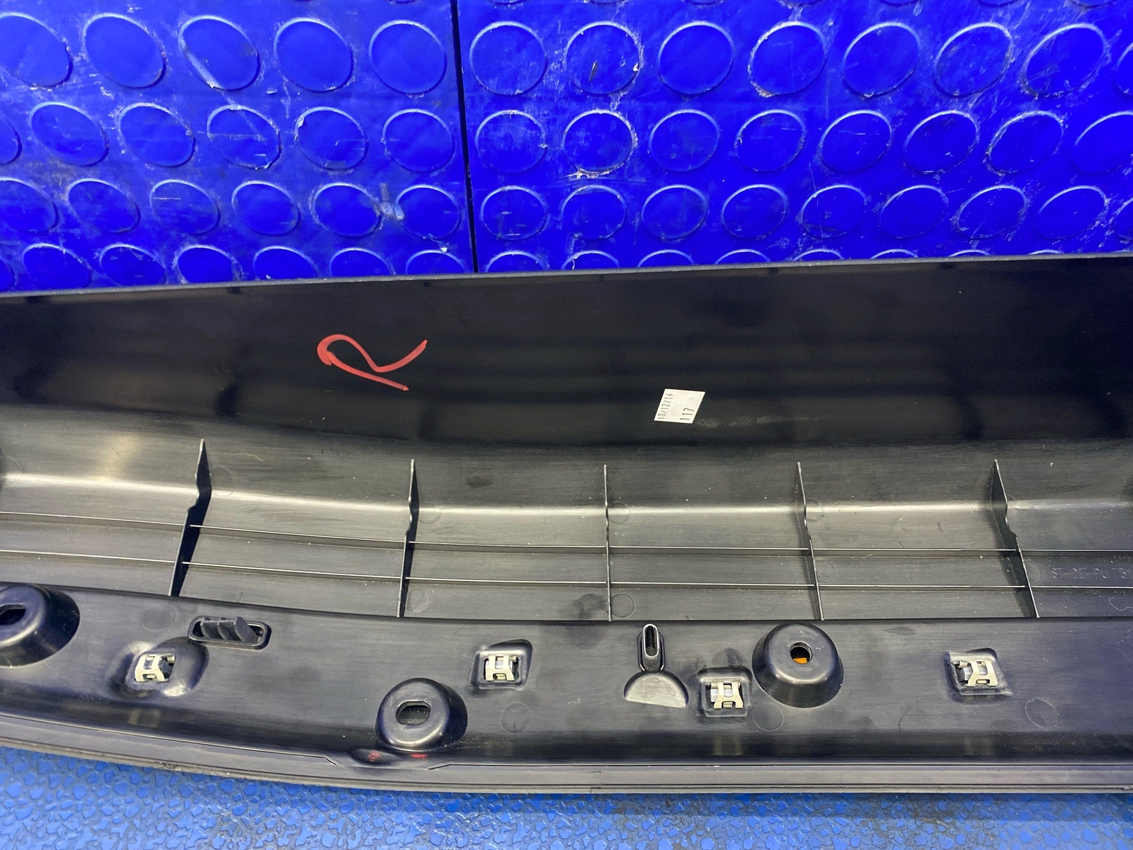 2014-2019 BMW I8 OEM FRONT RIGHT DOOR SCUFF PLATE (C22) 7314938 *SCUFF & BUBBLE*