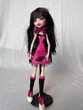 Monster High Original Doll Die-ner Draculaura includes stand. 