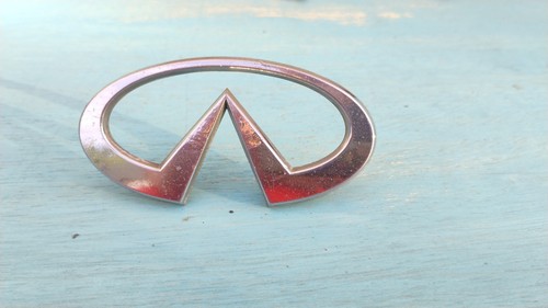 91 92 93 94 95 INFINITI G20 FRONT GRILLE EMBLEM NAMEPLATE P/N 62890 62J00 OEM - Picture 2 of 7