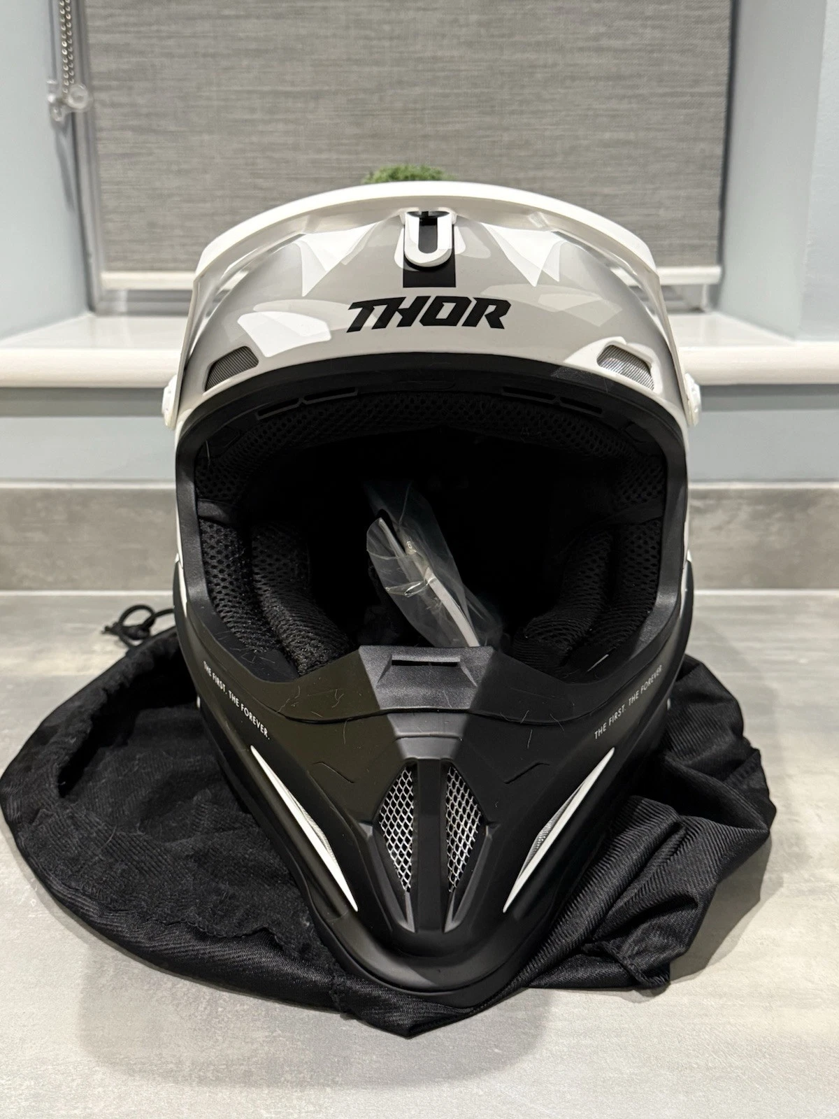 Thor Sector Racer Helmet Matte White Red Blue Adult - Size XS - Brand New Boxed 9