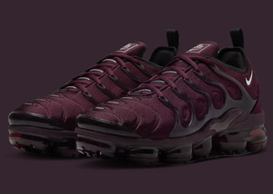 all burgundy vapormax plus