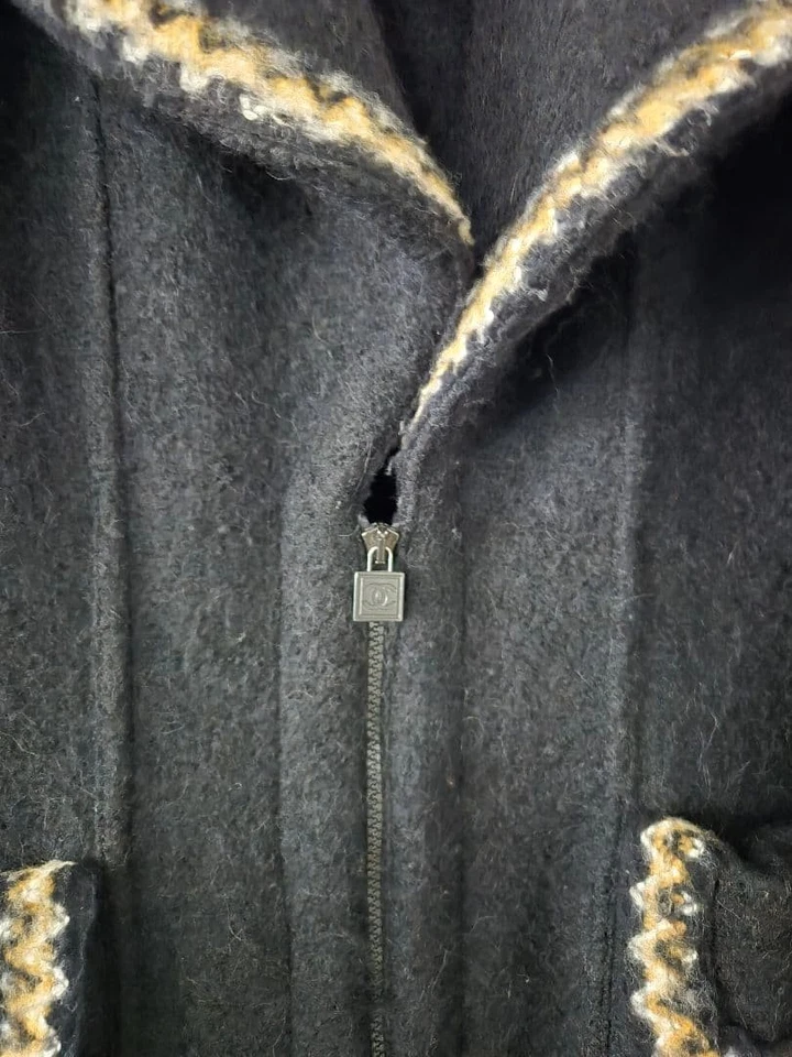 Very beautiful item ❤CHANEL coat M size black ◾40 wool & alpaca material - Image 4 of 4