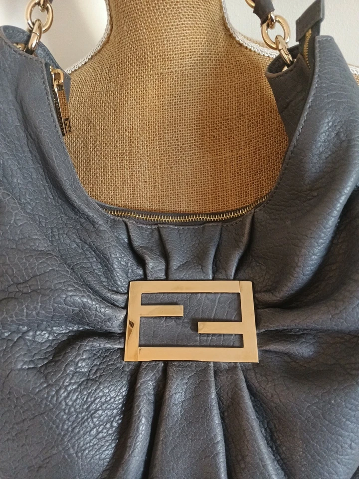 Bolso de Mano Hobo Fendi Mama Cuero Gris Logo Cadena Tira Foto 2 de 4