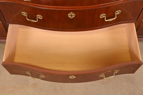 Baker Furniture Georgian Mahogany Bow Front Dresser or Credenza - Picture 6 of 11