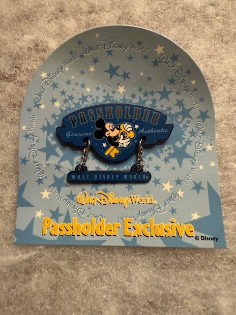 WALT DISNEY WORLD WDW 2002 ANUUAL PASSHOLDER PIN Free Ship MICKEY MOUSE Key