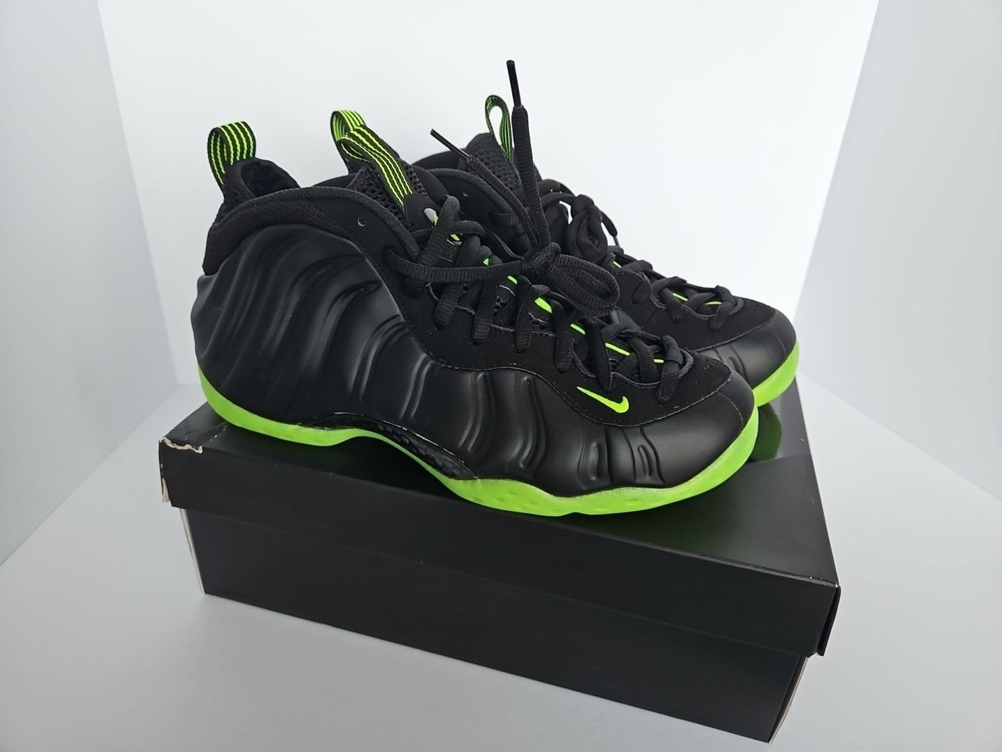Nike Air Foamposite One Black Volt in Size 10.5