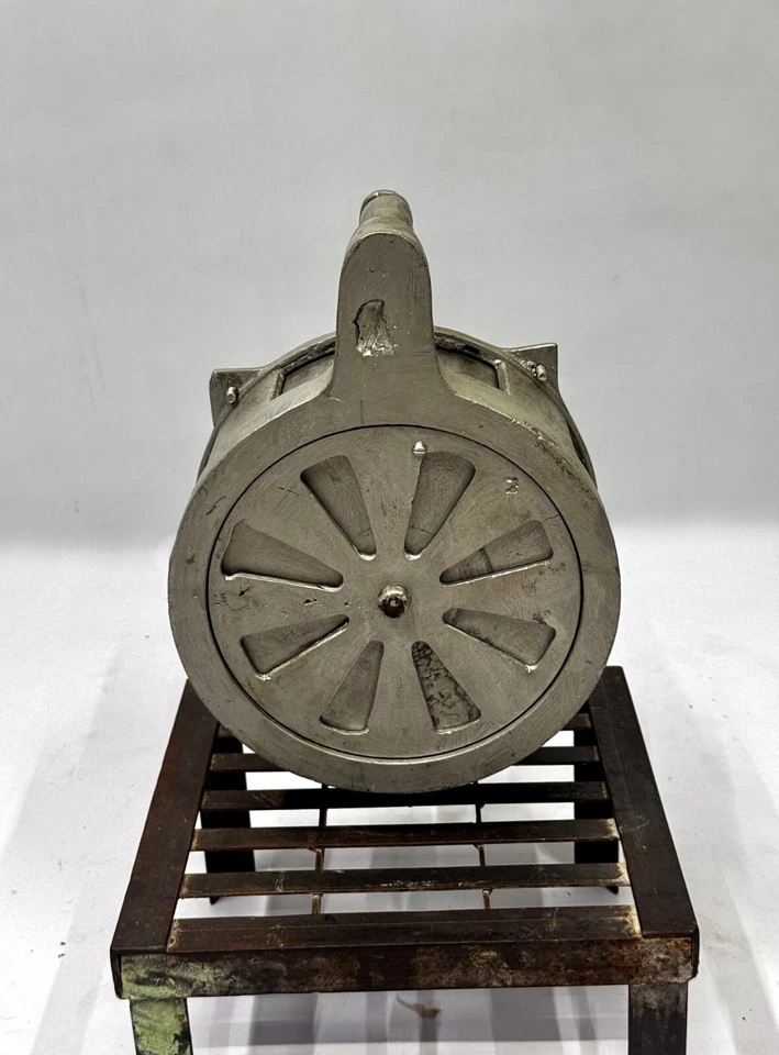 Cuerno sirena de barco de carga vintage manivela náutica de hierro antiguo industrial Kheraj Foto 3 de 4