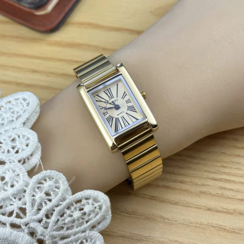 女士复古小号金色手表经典豪华长方形石英设计 — 第 2/4 张图片