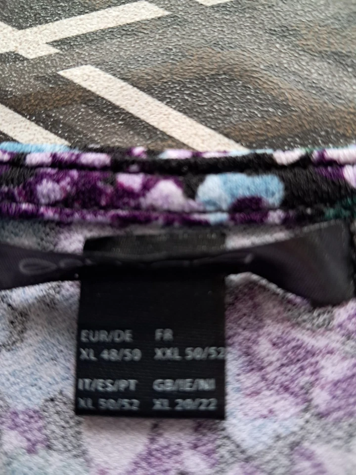 Robe neuve taille 50-52 noir floral - Photo 4/4