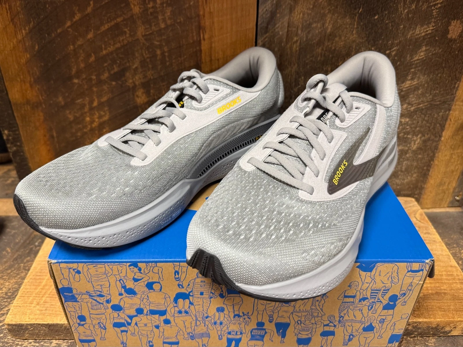 NIB Brooks 110437-084 Men's Adrenaline GTS 24 Alloy/Gold Fusion Running Shoe