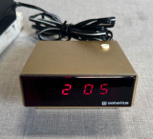 Sveglia LED rossa satellitare Tik-Tron vintage anni 70, mod 303 -oro- Hong Kong - Foto 3 di 18