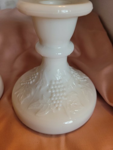 VINTAGE WESTMORELAND GRAPE PATTERN MILK GLASS CANDLESTICKS PAIR 4.5X4IN - Picture 3 of 7