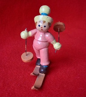 Vintage Erzgebirgischer Stil Holz Ski Figur Weihnachtsschmuck deutsch 6 5 cm