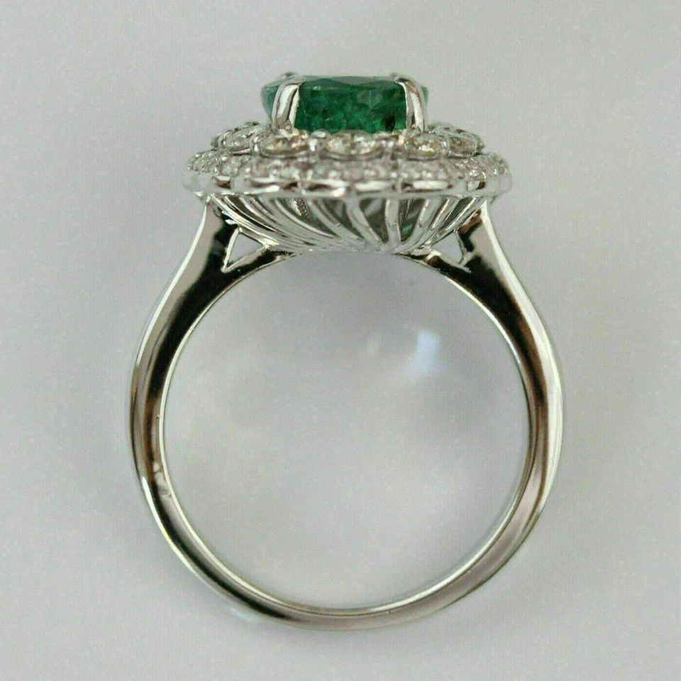 Alianza de oro blanco de 14 quilates con halo de diamantes esmeralda verde corte ovalado de 2,15 quilates Foto 4 de 4