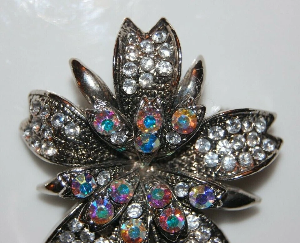 Elegante prendedor o broche de diseño de flores con pedrería arco iris de metal plateado con pedrería Ab Foto 3 de 4