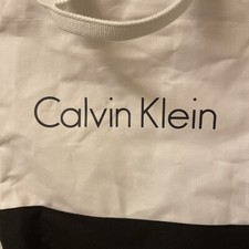 Borsa Calvin Klein in tela bianca e nera con tracolla