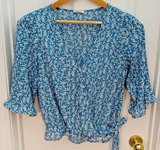 Sienna Sky Cross Over Tie Top Womens M Blue Floral 3/4 Sleeve Elastic Ruffle Hem
