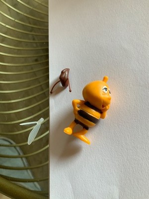1 Willy mit Flügel und Kappe linke Hand am Kinn  in orange, hellbraune Kappe